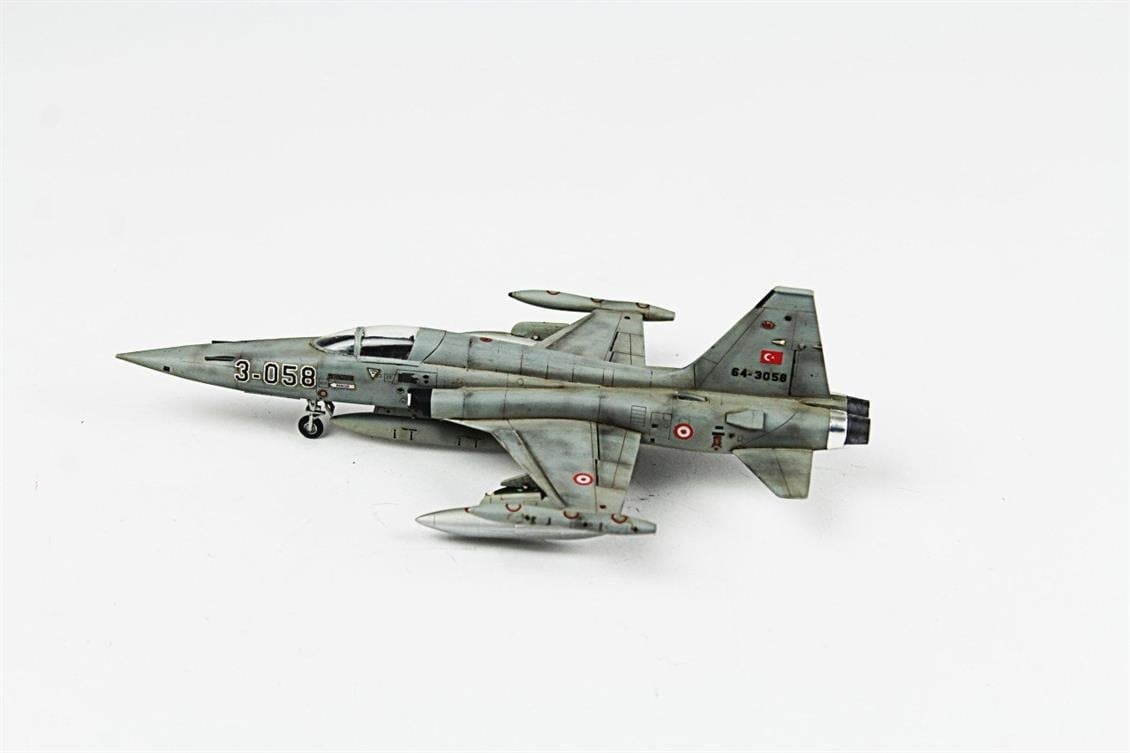 QD067 1/72 F-5N Freedom Fighter Sergilemeye Hazır Plastik Uçak Modeli
