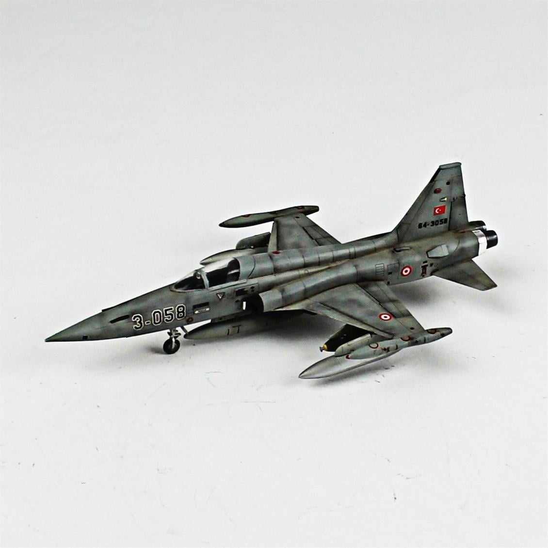 QD067 1/72 F-5N Freedom Fighter Sergilemeye Hazır Plastik Uçak Modeli