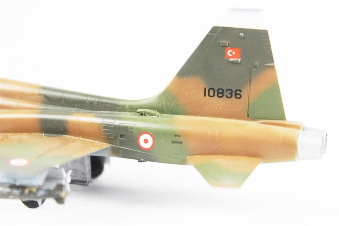 QD068 1/72 F-5B  Freedom Fighter Sergilemeye Hazır Plastik Uçak Modeli