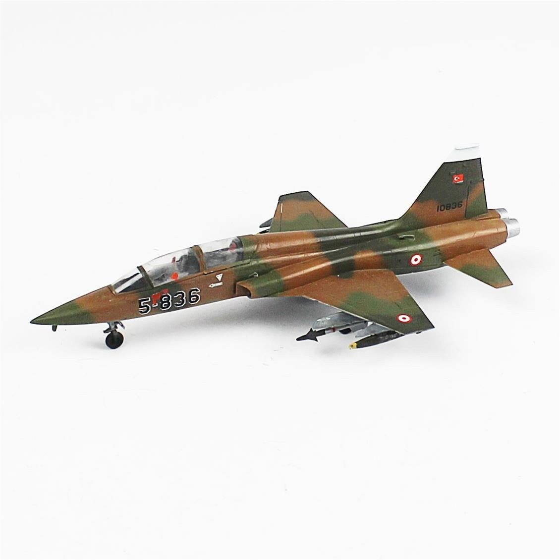 QD068 1/72 F-5B  Freedom Fighter Sergilemeye Hazır Plastik Uçak Modeli