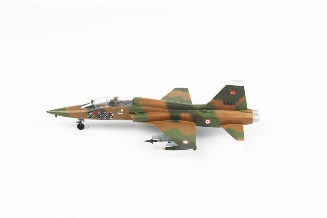 QD068 1/72 F-5B  Freedom Fighter Sergilemeye Hazır Plastik Uçak Modeli