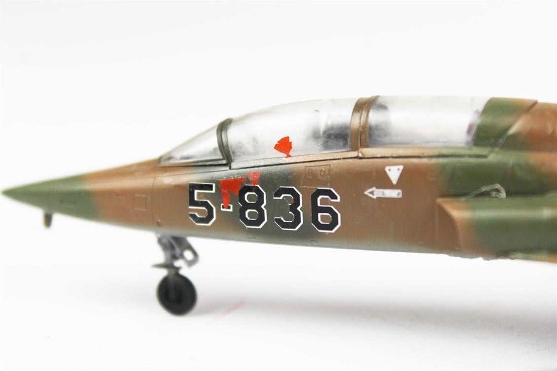 QD068 1/72 F-5B  Freedom Fighter Sergilemeye Hazır Plastik Uçak Modeli
