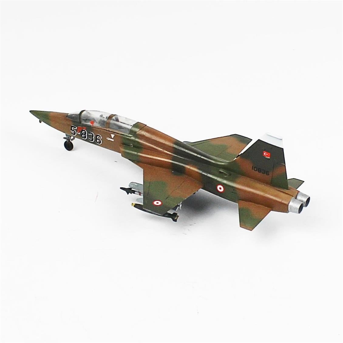 QD068 1/72 F-5B  Freedom Fighter Sergilemeye Hazır Plastik Uçak Modeli