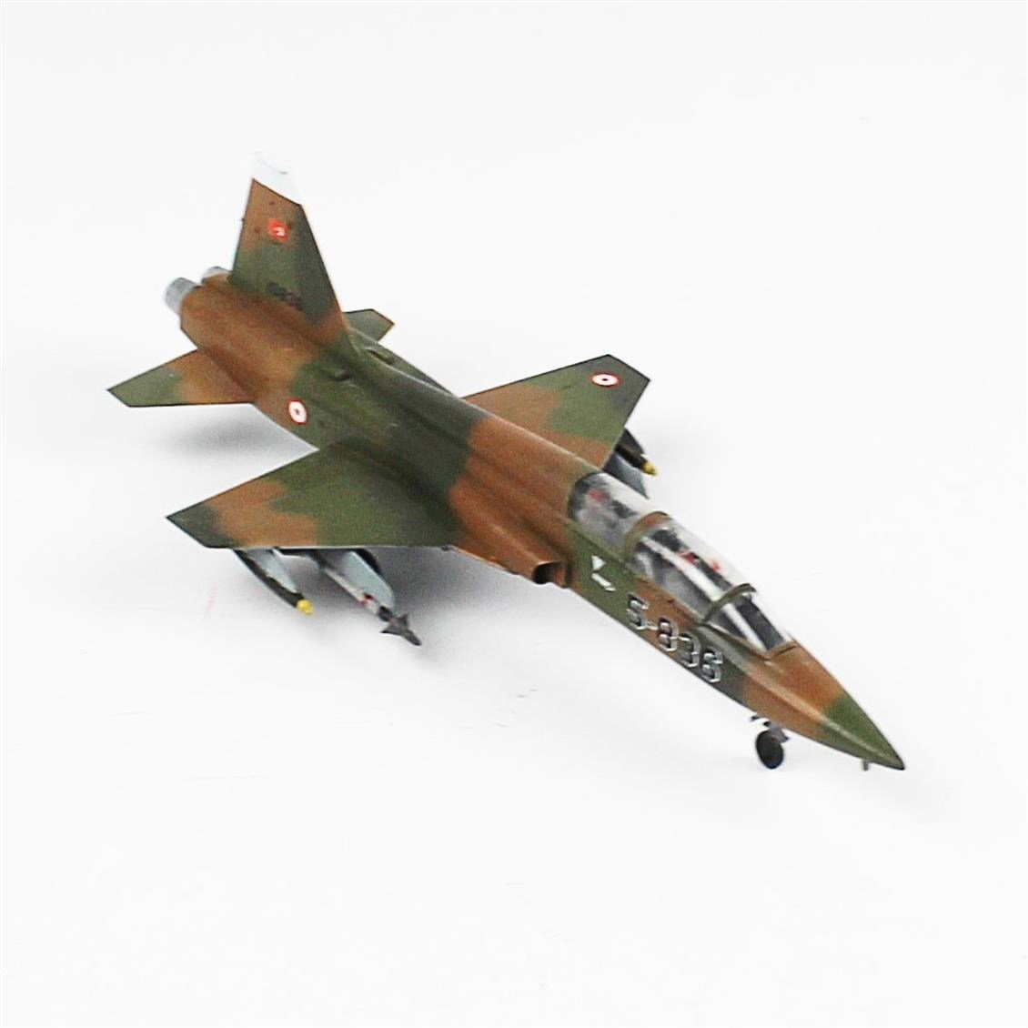 QD068 1/72 F-5B  Freedom Fighter Sergilemeye Hazır Plastik Uçak Modeli
