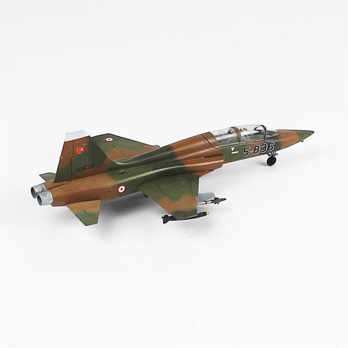 QD068 1/72 F-5B  Freedom Fighter Sergilemeye Hazır Plastik Uçak Modeli