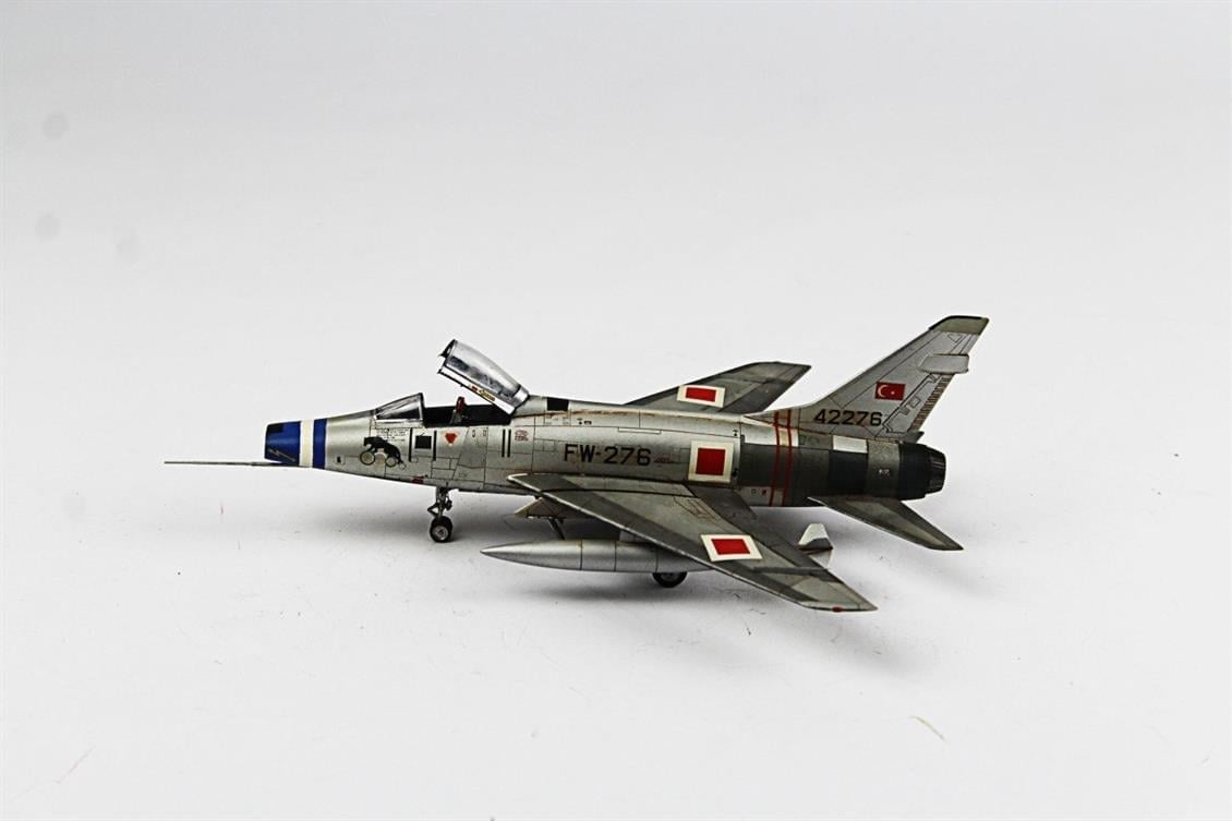 QD074 1/72 F-100D Super Sabre Sergilemeye Hazır Plastik Uçak Modeli