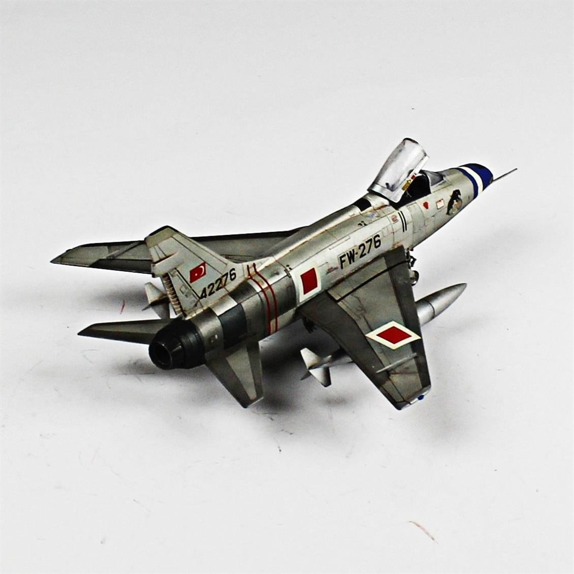 QD074 1/72 F-100D Super Sabre Sergilemeye Hazır Plastik Uçak Modeli