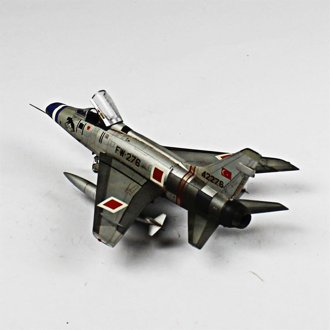 QD074 1/72 F-100D Super Sabre Sergilemeye Hazır Plastik Uçak Modeli