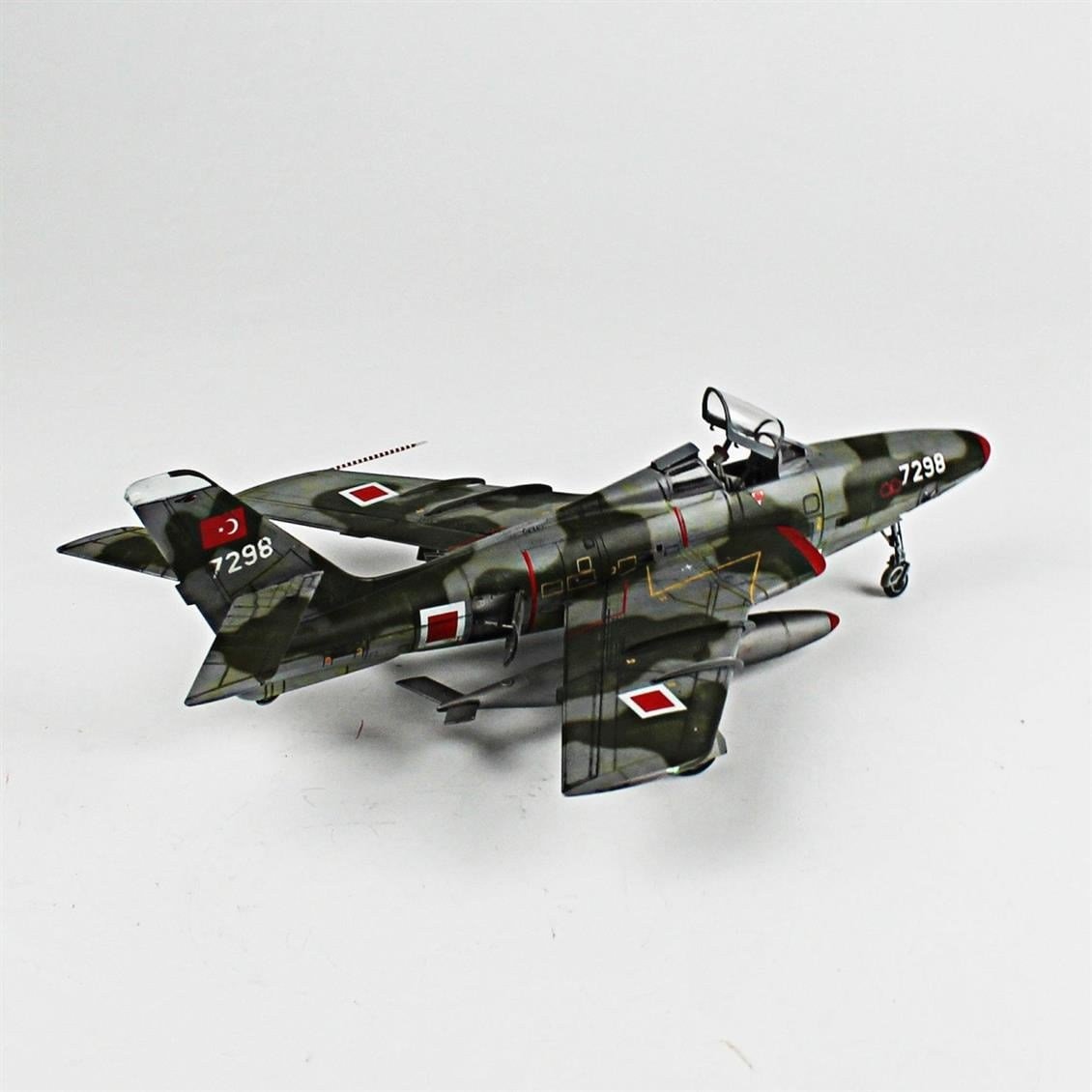 QD075  1/48 RF-84F Thunderflash Sergilemeye Hazır Plastik Uçak Modeli