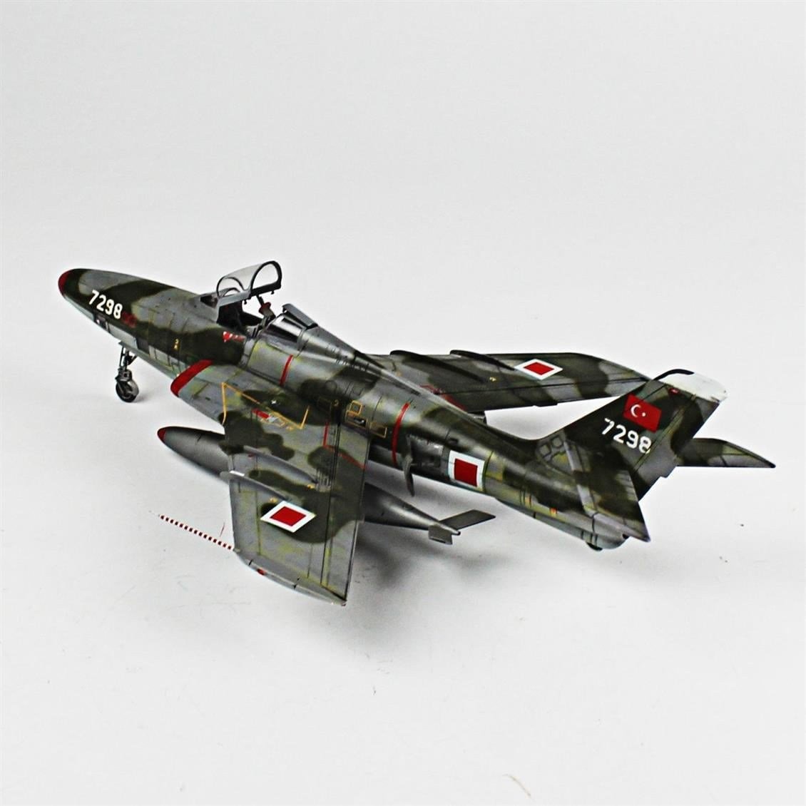 QD075  1/48 RF-84F Thunderflash Sergilemeye Hazır Plastik Uçak Modeli