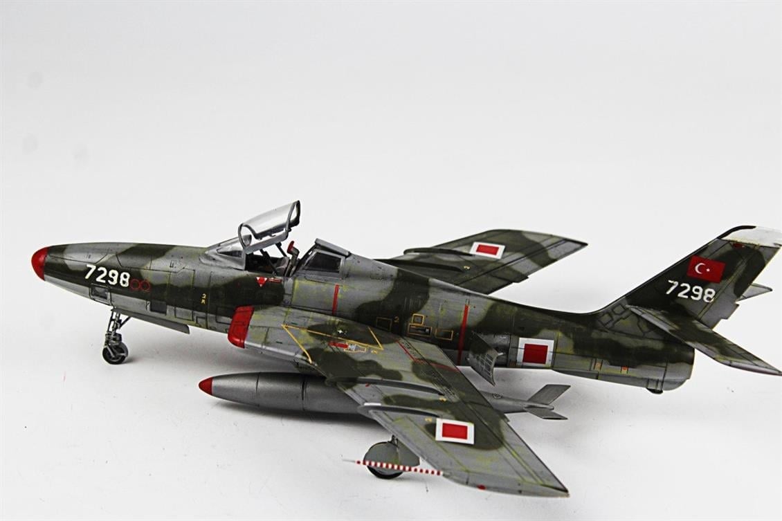 QD075  1/48 RF-84F Thunderflash Sergilemeye Hazır Plastik Uçak Modeli