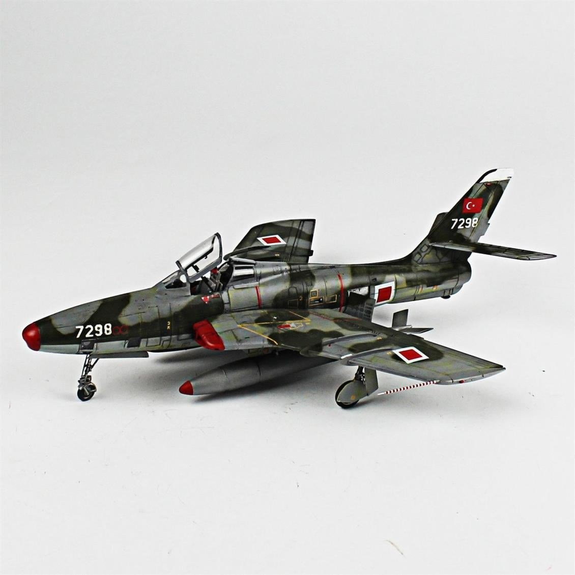 QD075  1/48 RF-84F Thunderflash Sergilemeye Hazır Plastik Uçak Modeli