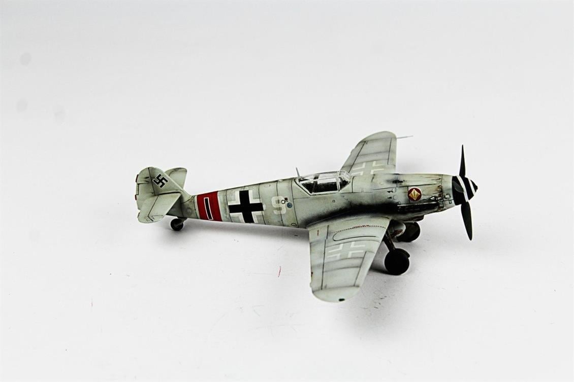 QD079 1/48 Messerschmitt Bf 109 G-10 Sergilemeye Hazır Plastik Uçak Modeli