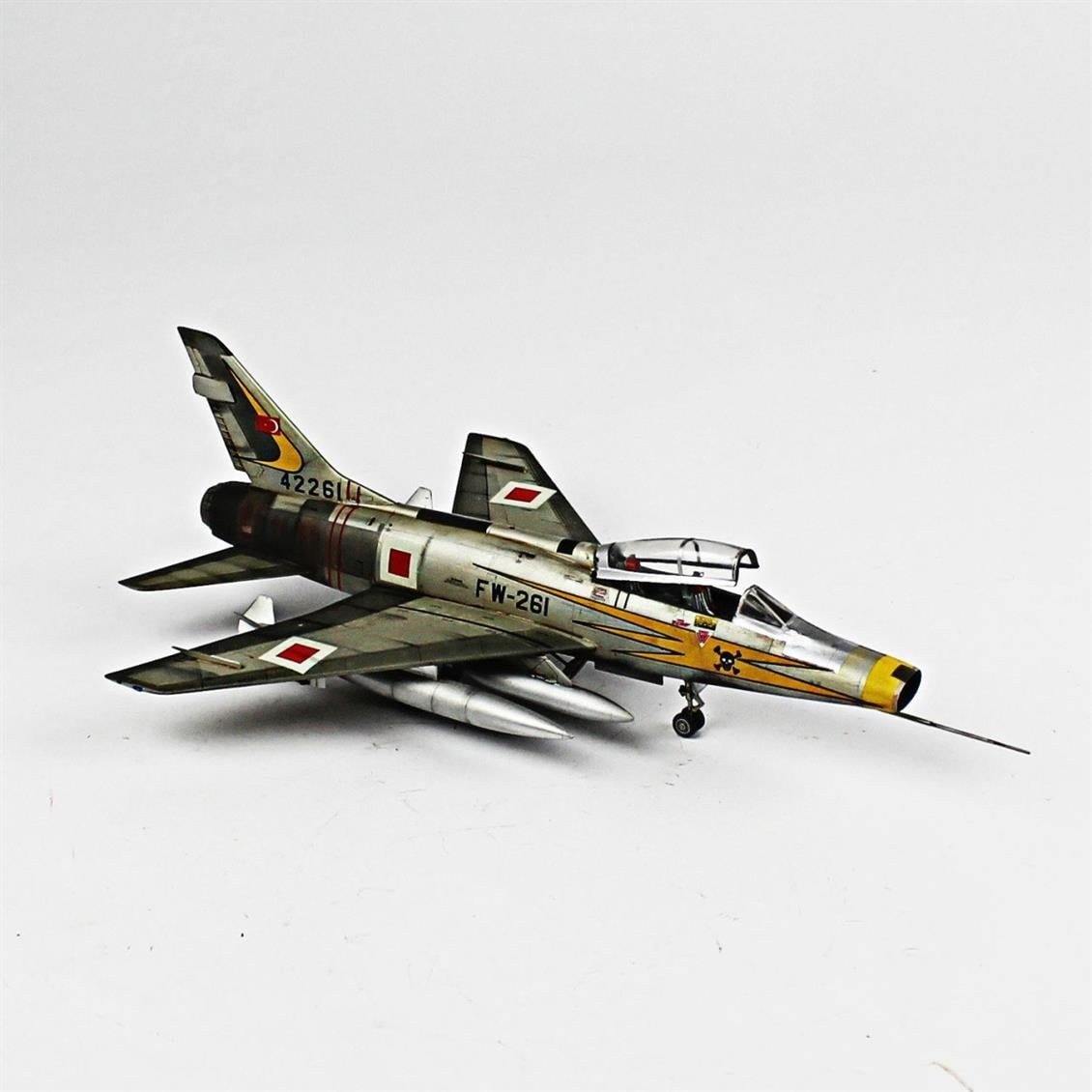 QD084 1/72 F-100F Super Sabre Sergilemeye Hazır Plastik Uçak Modeli