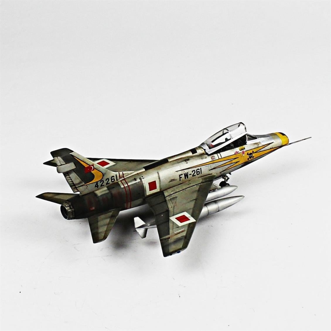 QD084 1/72 F-100F Super Sabre Sergilemeye Hazır Plastik Uçak Modeli