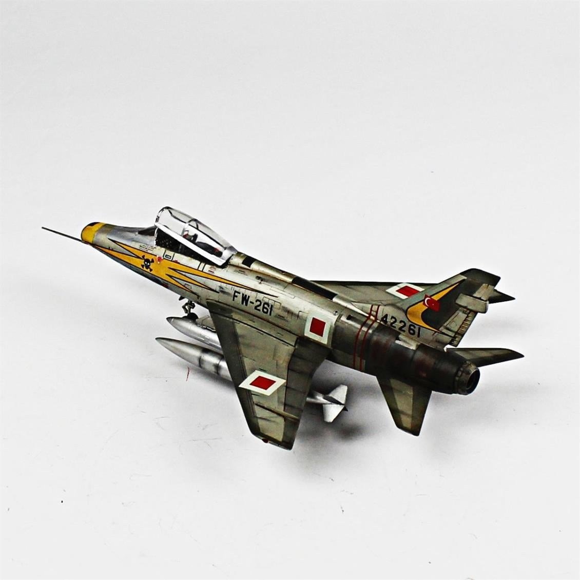 QD084 1/72 F-100F Super Sabre Sergilemeye Hazır Plastik Uçak Modeli