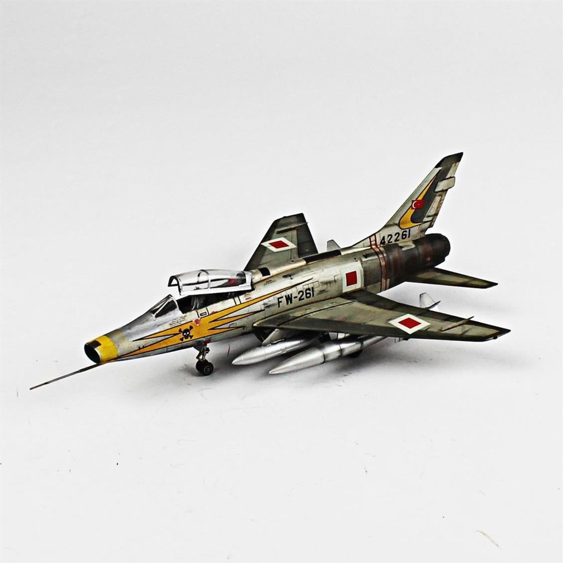 QD084 1/72 F-100F Super Sabre Sergilemeye Hazır Plastik Uçak Modeli