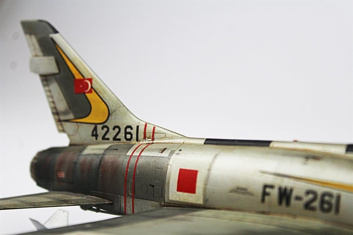 QD084 1/72 F-100F Super Sabre Sergilemeye Hazır Plastik Uçak Modeli
