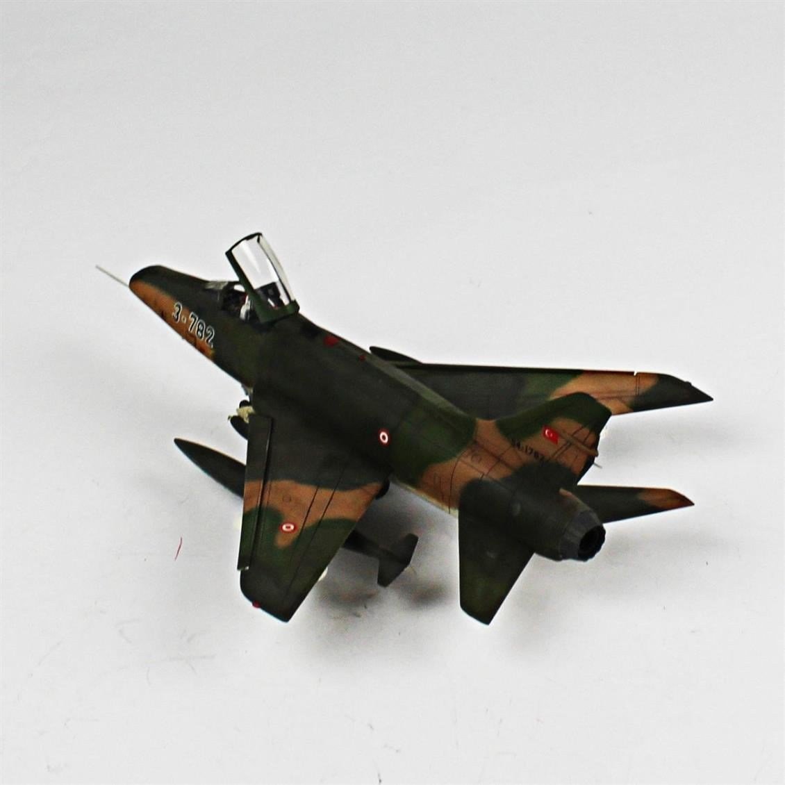 QD085 1/72 F-100C Super Sabre Sergilemeye Hazır Plastik Uçak Modeli