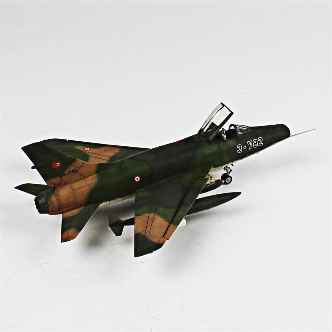 QD085 1/72 F-100C Super Sabre Sergilemeye Hazır Plastik Uçak Modeli