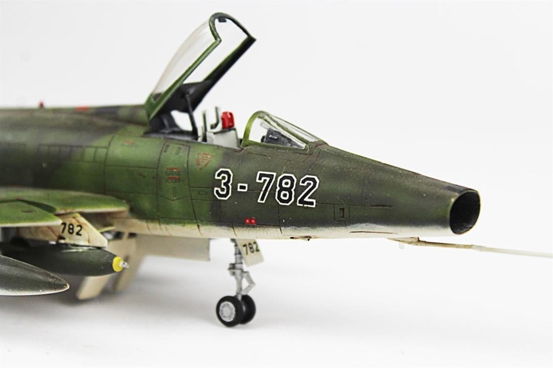 QD085 1/72 F-100C Super Sabre Sergilemeye Hazır Plastik Uçak Modeli