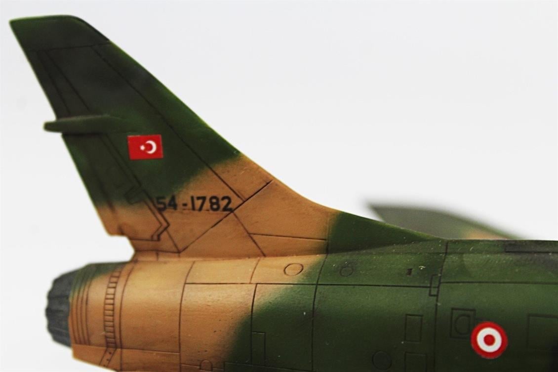 QD085 1/72 F-100C Super Sabre Sergilemeye Hazır Plastik Uçak Modeli