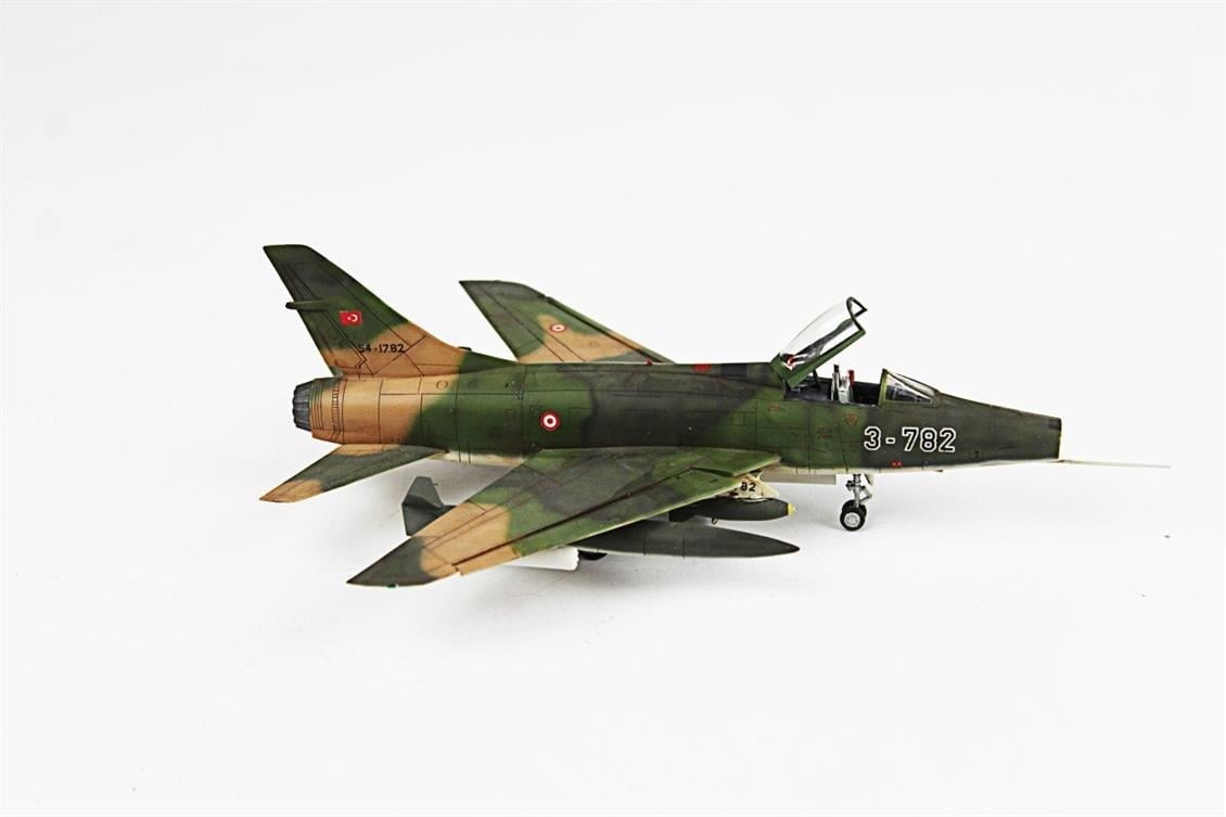 QD085 1/72 F-100C Super Sabre Sergilemeye Hazır Plastik Uçak Modeli