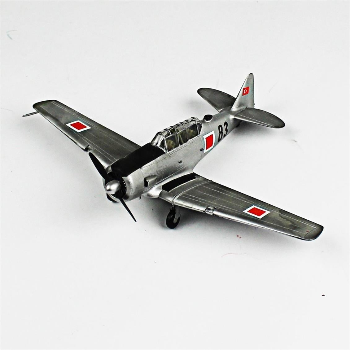 QD094 1/72 T-6E Texan Sergilemeye Hazır Plastik Uçak Modeli