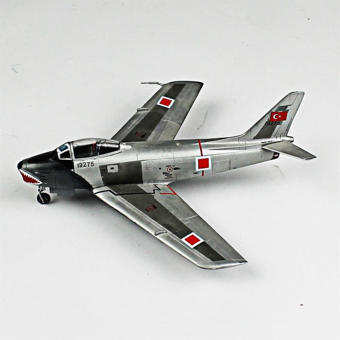 QD095  1/72 F-86E Sabre Sergilemeye Hazır Plastik Uçak Modeli