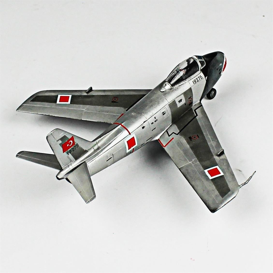QD095  1/72 F-86E Sabre Sergilemeye Hazır Plastik Uçak Modeli