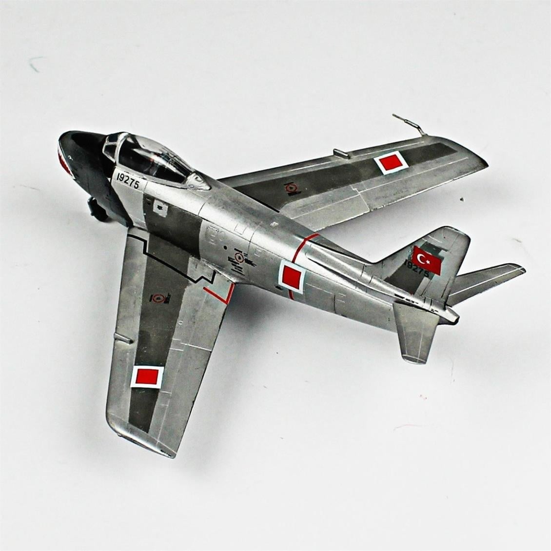 QD095  1/72 F-86E Sabre Sergilemeye Hazır Plastik Uçak Modeli