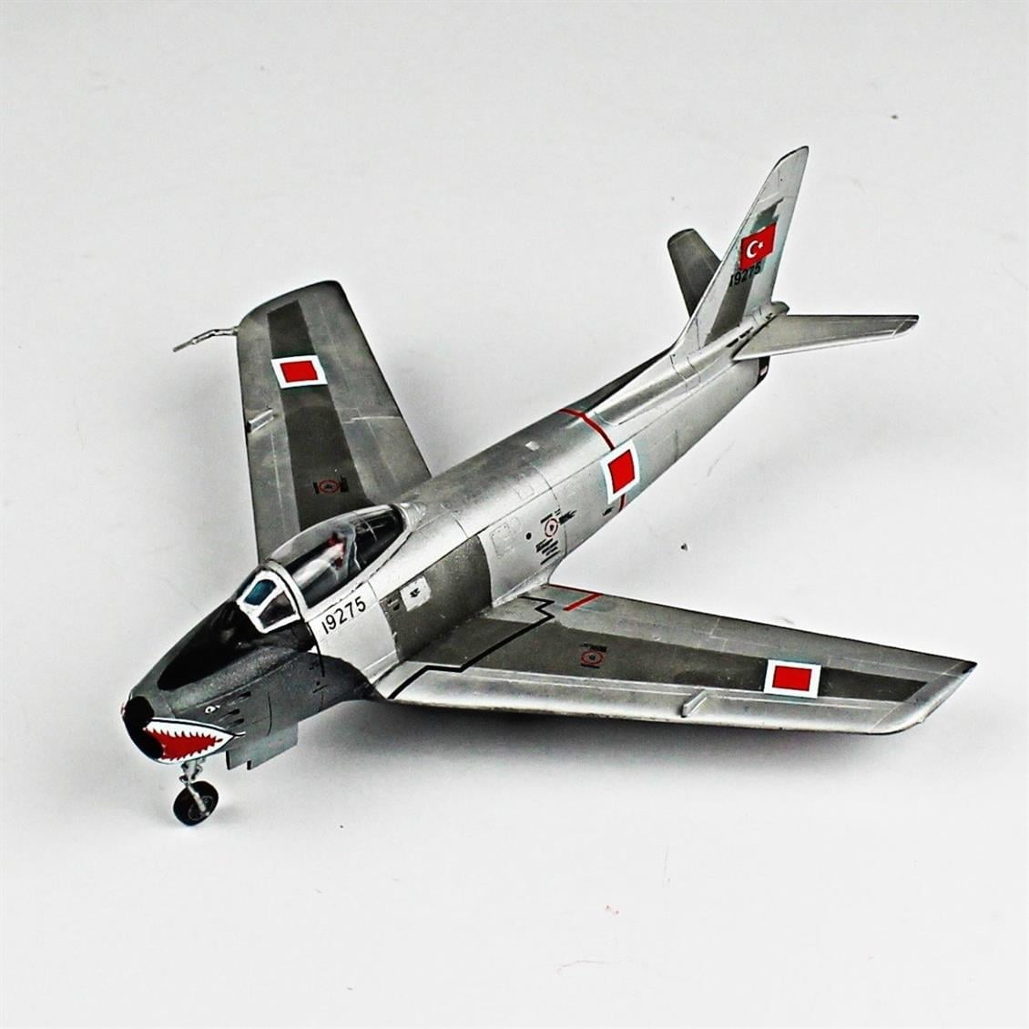 QD095  1/72 F-86E Sabre Sergilemeye Hazır Plastik Uçak Modeli