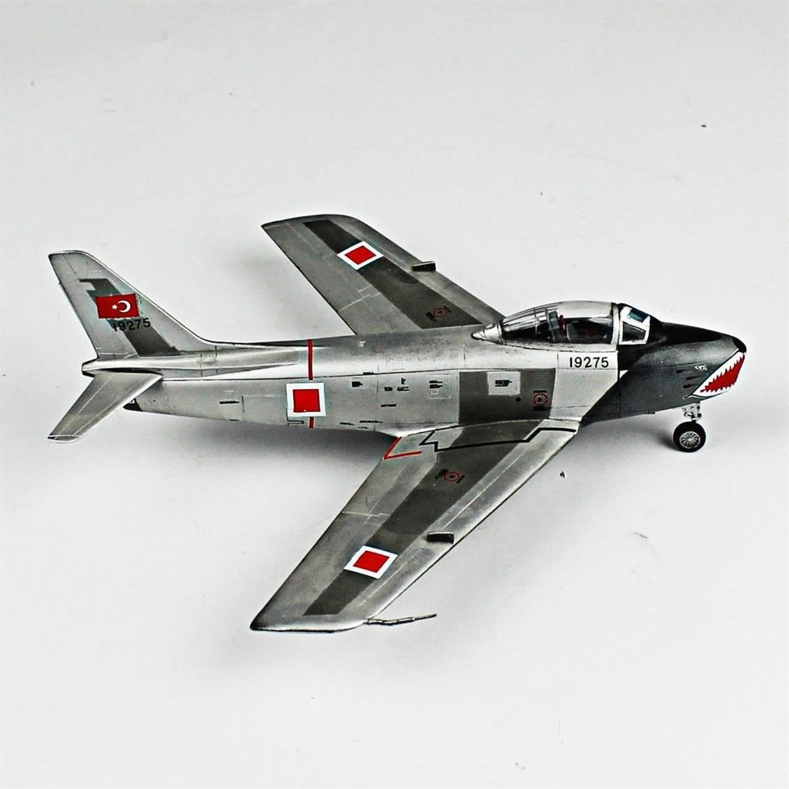 QD095  1/72 F-86E Sabre Sergilemeye Hazır Plastik Uçak Modeli