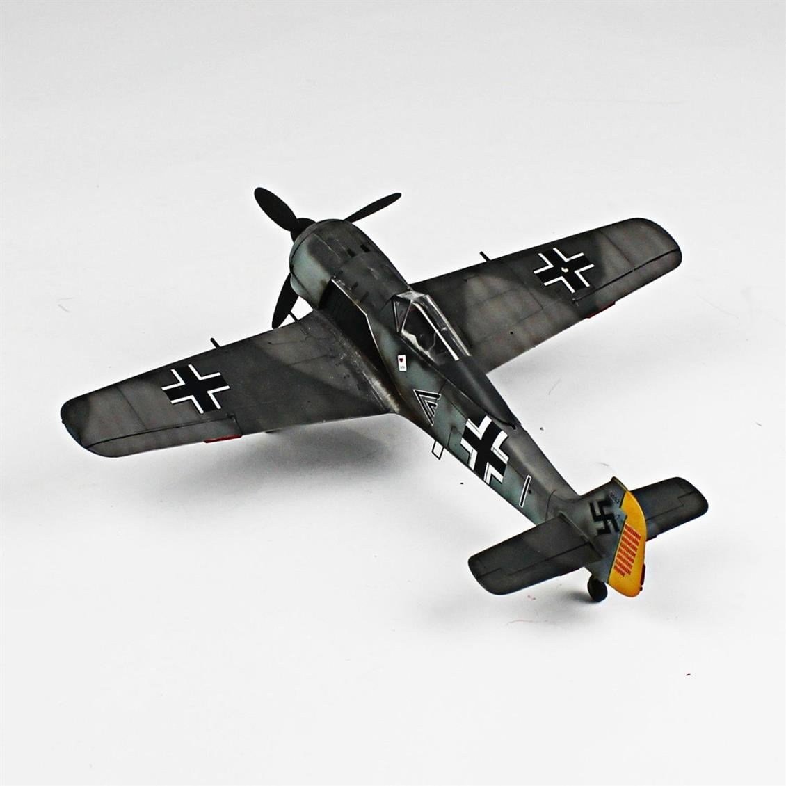 QD100 1/48 Focke-Wulf 190 A Sergilemeye Hazır Plastik Uçak Modeli