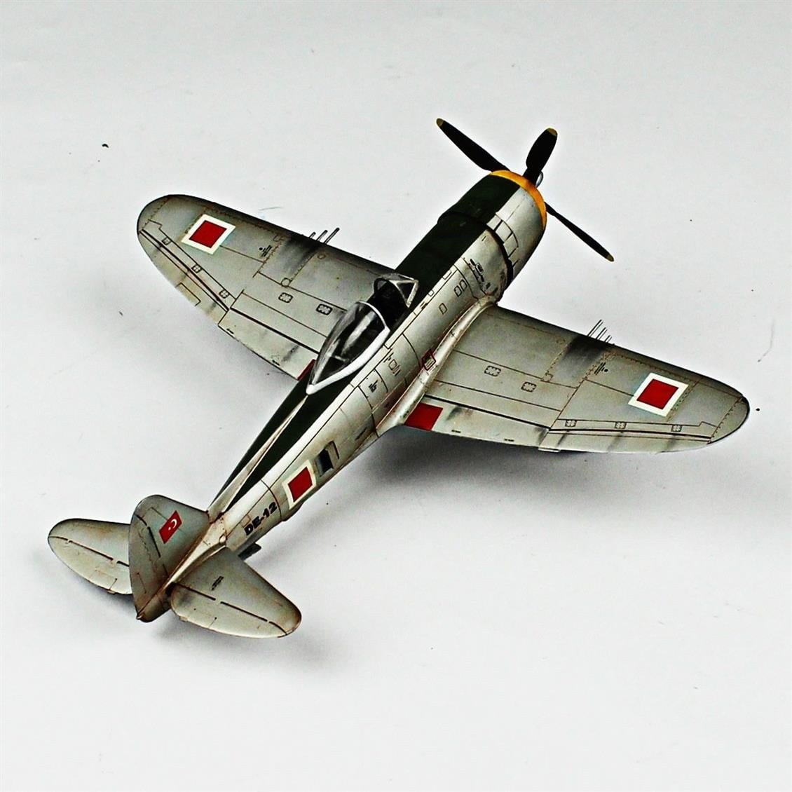 QD102 1/72 P-47D Thunderbolt Sergilemeye Hazır Plastik Uçak Modeli