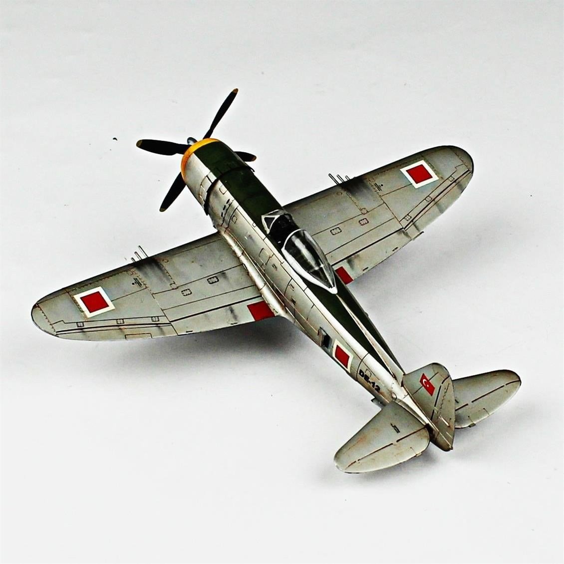 QD102 1/72 P-47D Thunderbolt Sergilemeye Hazır Plastik Uçak Modeli