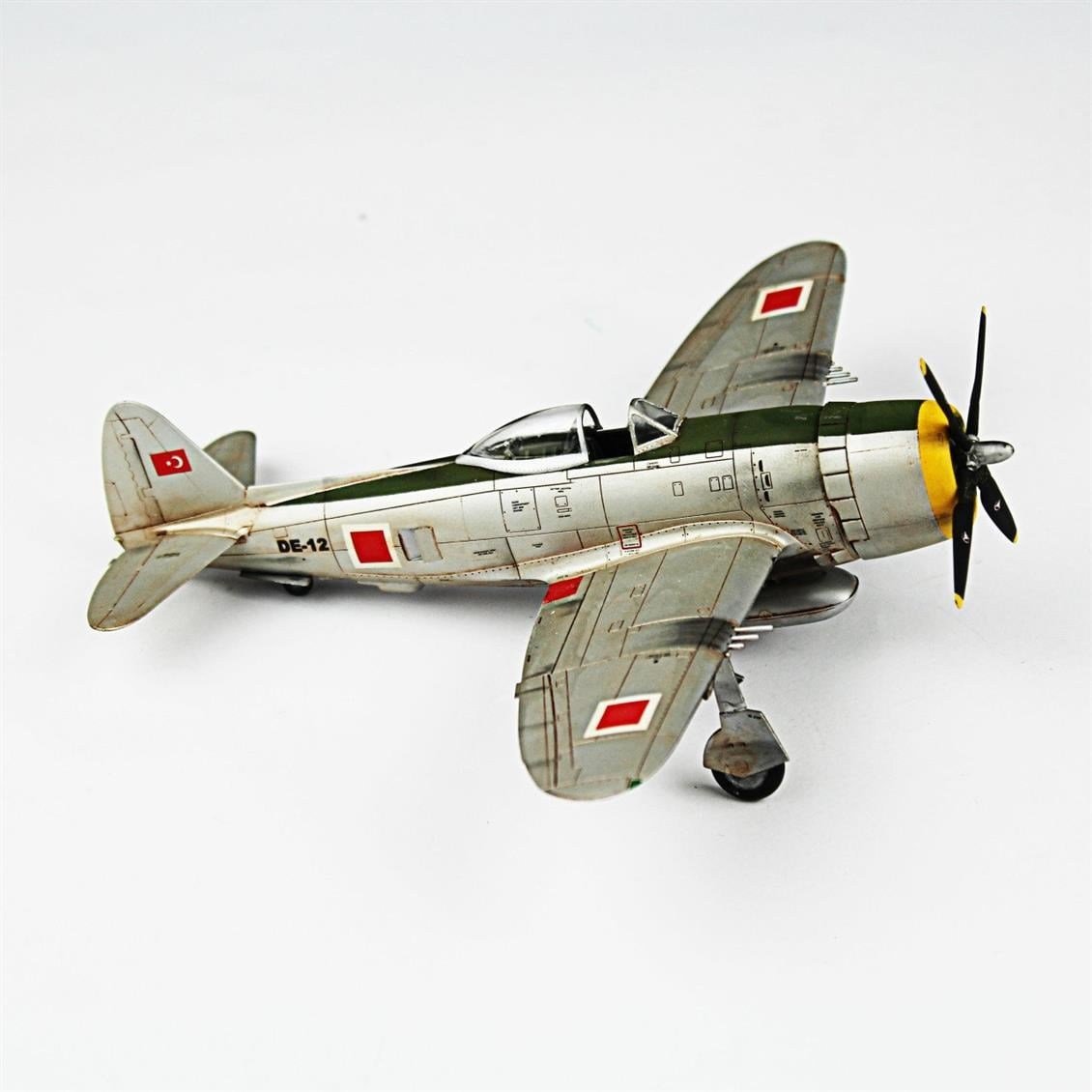 QD102 1/72 P-47D Thunderbolt Sergilemeye Hazır Plastik Uçak Modeli