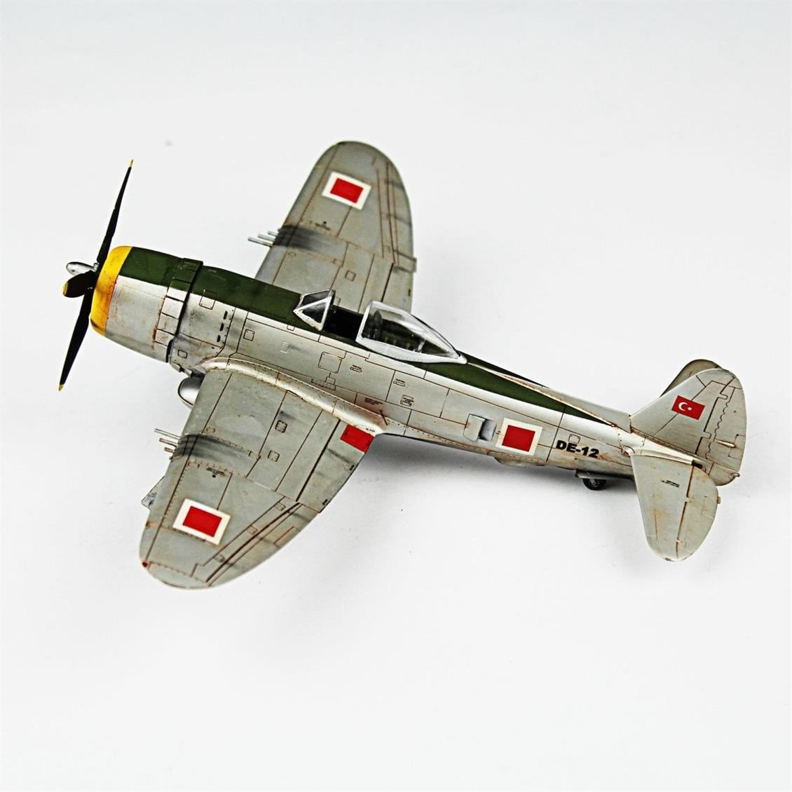 QD102 1/72 P-47D Thunderbolt Sergilemeye Hazır Plastik Uçak Modeli