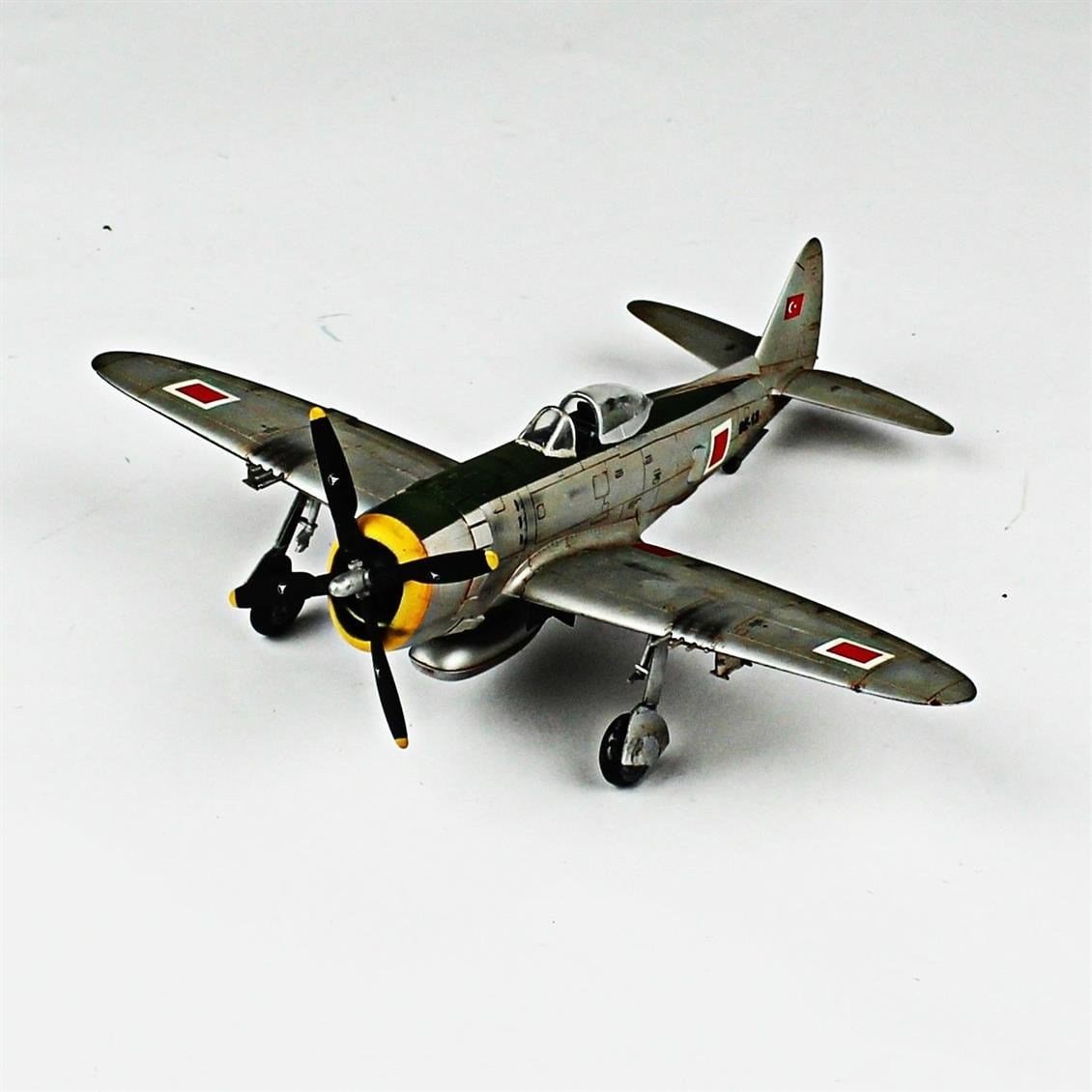 QD102 1/72 P-47D Thunderbolt Sergilemeye Hazır Plastik Uçak Modeli