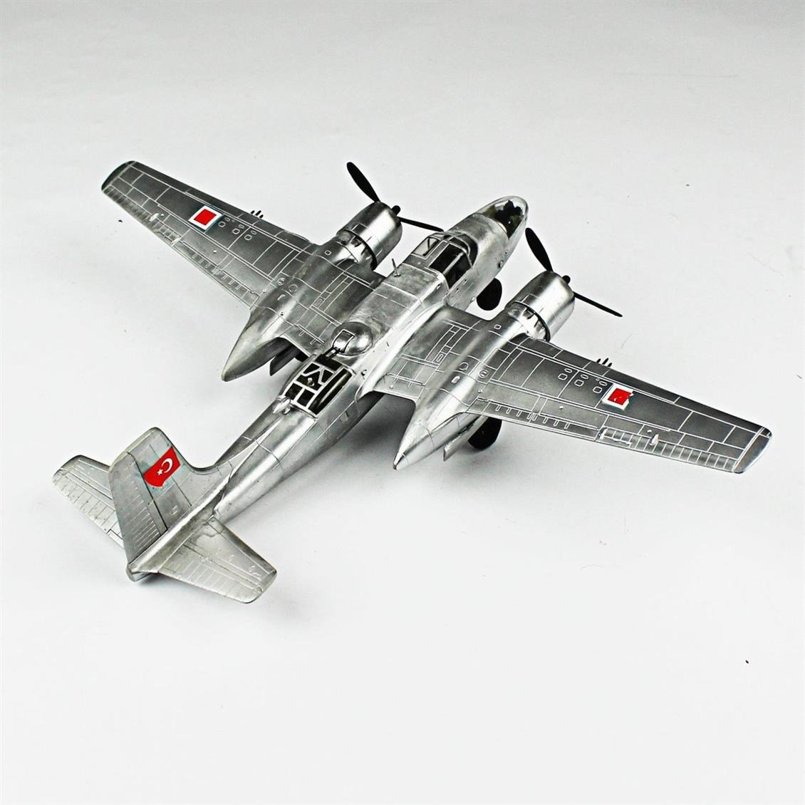 QD103 1/72 A-26C Invader Sergilemeye Hazır Plastik Uçak Modeli