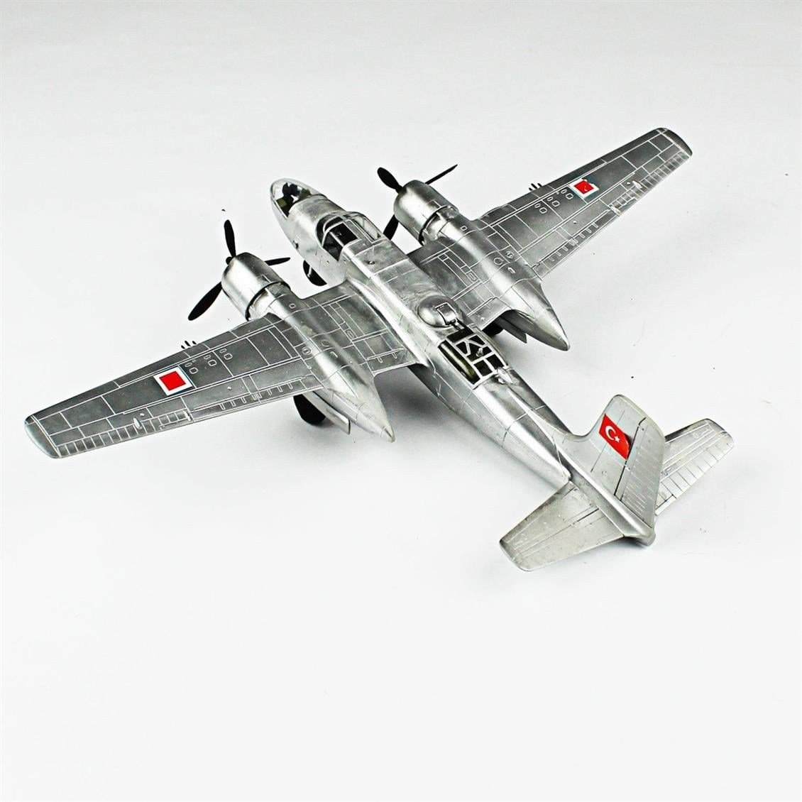 QD103 1/72 A-26C Invader Sergilemeye Hazır Plastik Uçak Modeli
