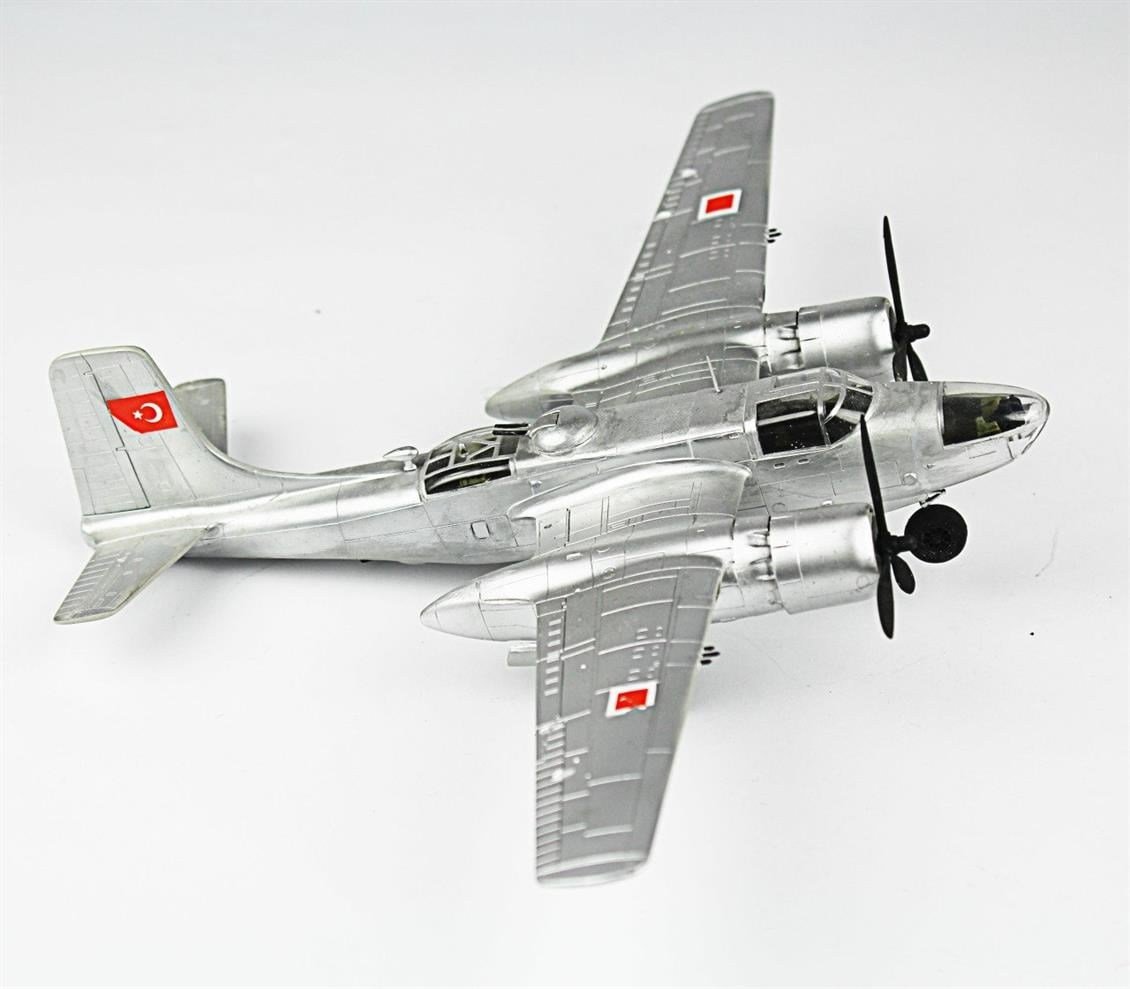 QD103 1/72 A-26C Invader Sergilemeye Hazır Plastik Uçak Modeli