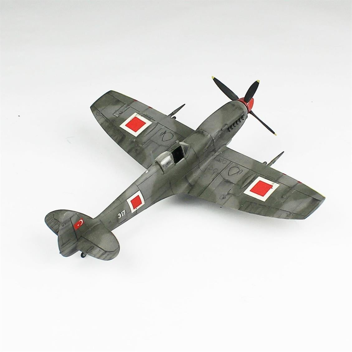 QD113 1/48 Spitfire Mk.IXC Sergilemeye Hazır Plastik Uçak Modeli