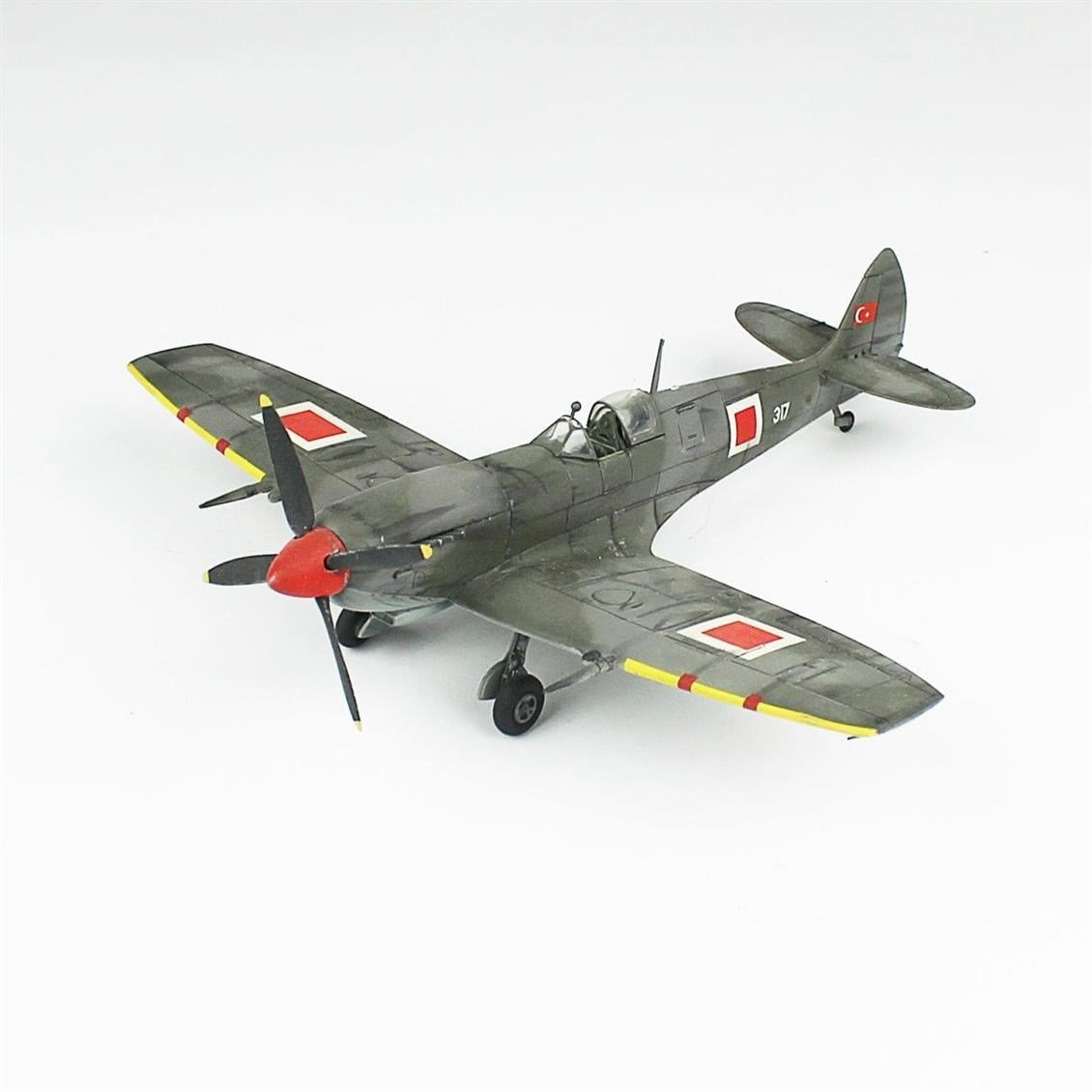 QD113 1/48 Spitfire Mk.IXC Sergilemeye Hazır Plastik Uçak Modeli