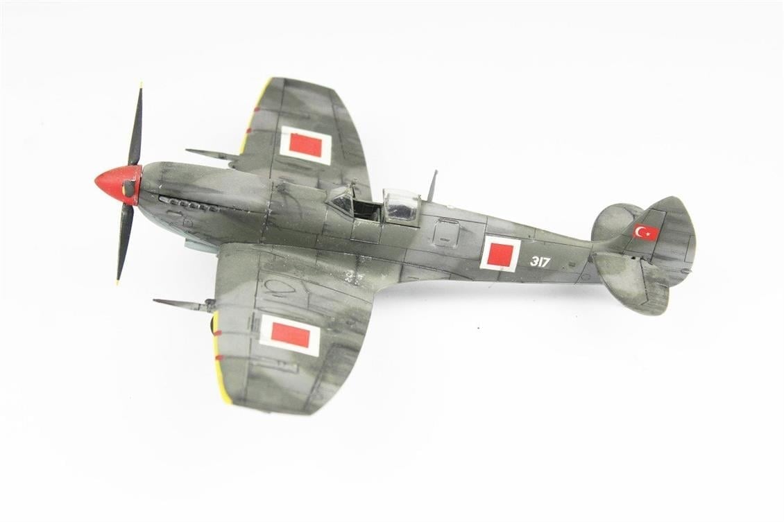QD113 1/48 Spitfire Mk.IXC Sergilemeye Hazır Plastik Uçak Modeli