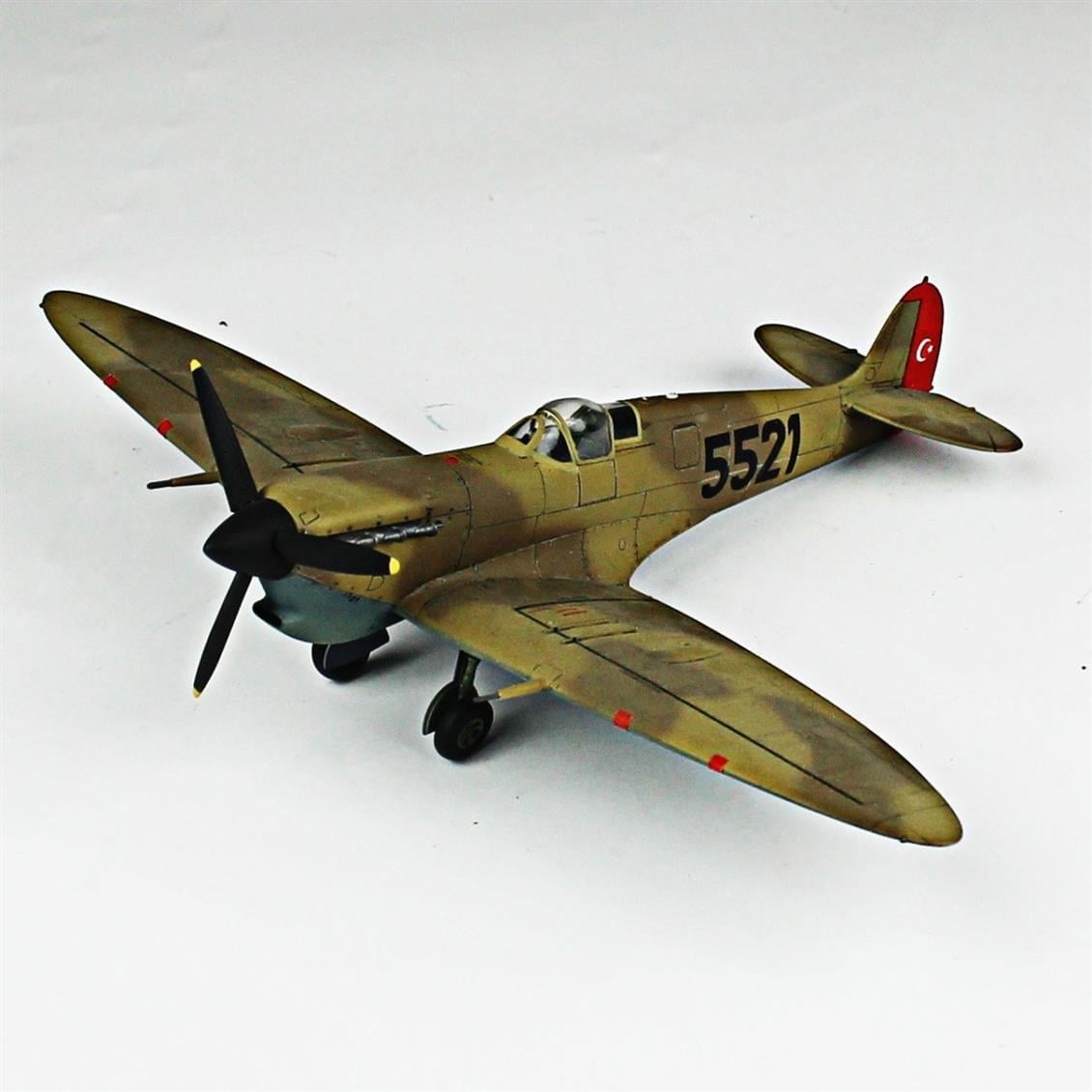 QD114 1/48 Spitfire Mk.V Sergilemeye Hazır Plastik Uçak Modeli