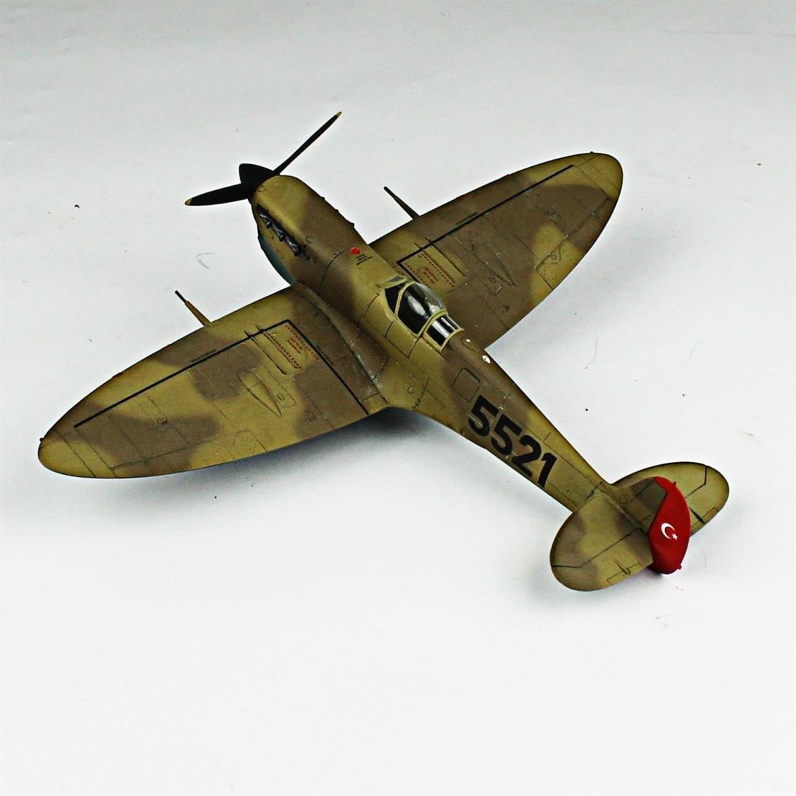 QD114 1/48 Spitfire Mk.V Sergilemeye Hazır Plastik Uçak Modeli