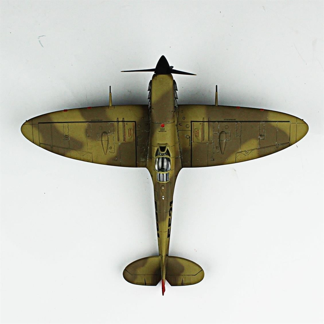 QD114 1/48 Spitfire Mk.V Sergilemeye Hazır Plastik Uçak Modeli