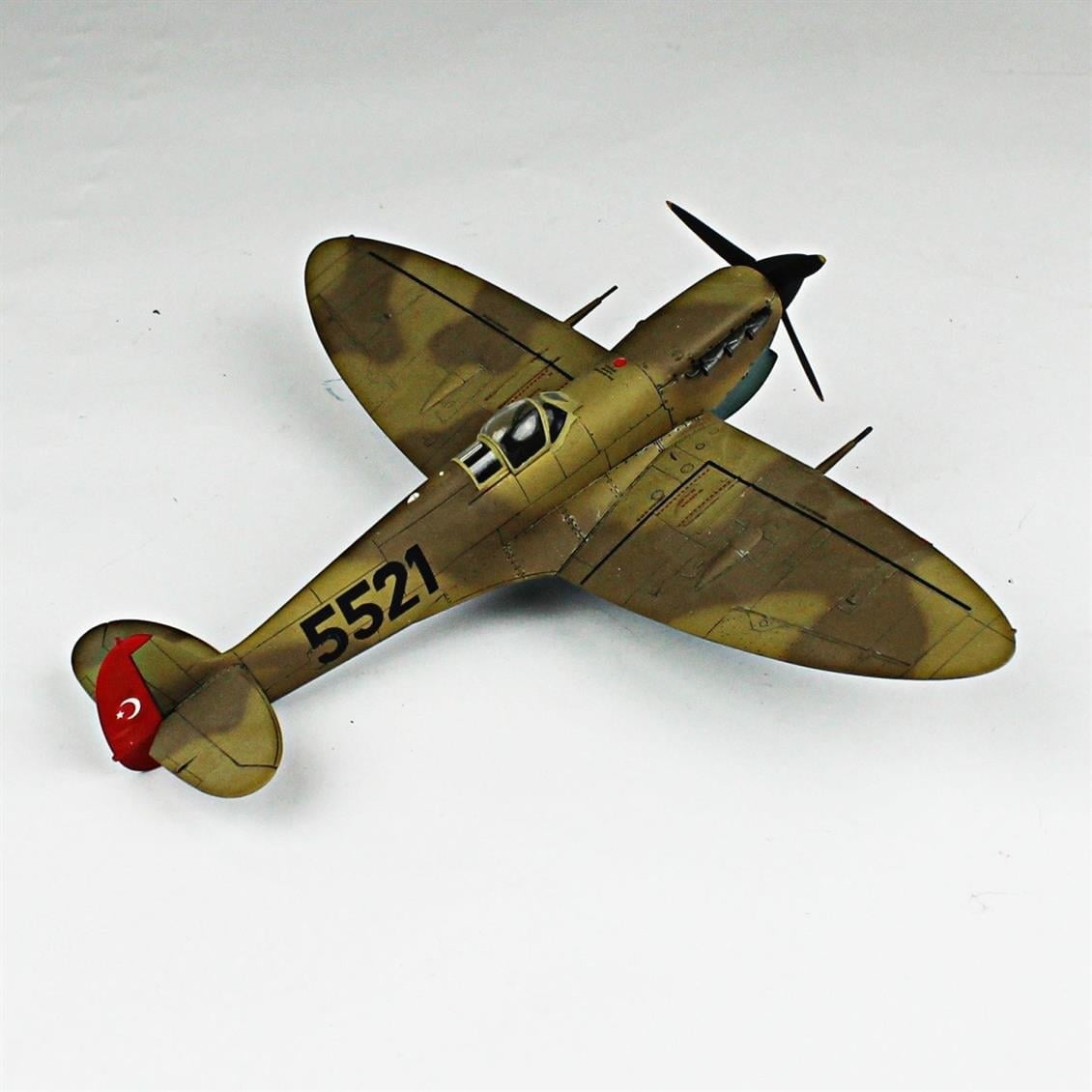 QD114 1/48 Spitfire Mk.V Sergilemeye Hazır Plastik Uçak Modeli
