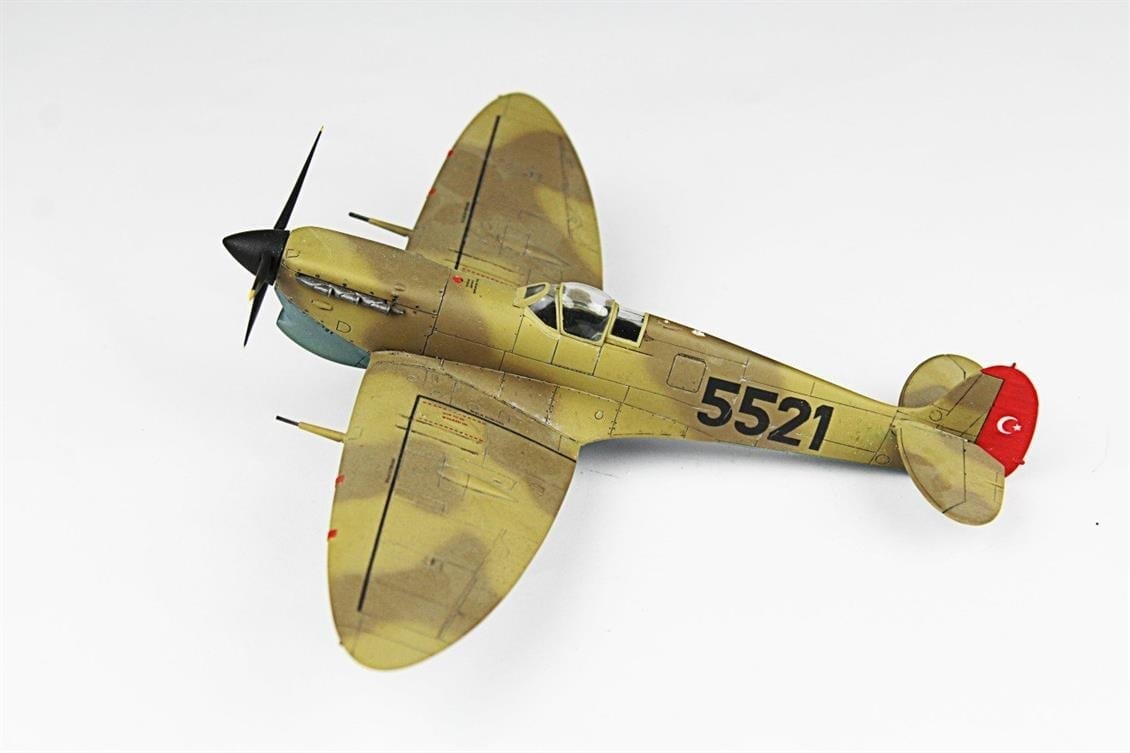 QD114 1/48 Spitfire Mk.V Sergilemeye Hazır Plastik Uçak Modeli